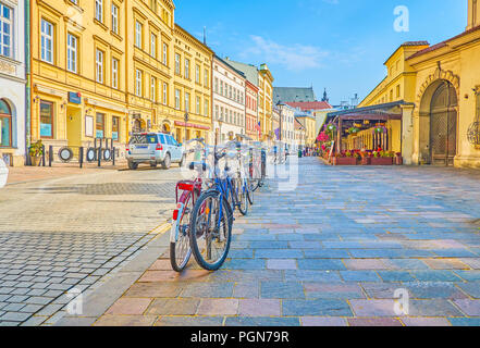 Krakau, Polen - 11. JUNI 2018: Der abgestellte Fahrräder entlang der Stolarska Street, berühmt für seine Kramy Dominikanskie, historischen mittelalterlichen Handels ausgeht, Stockfoto