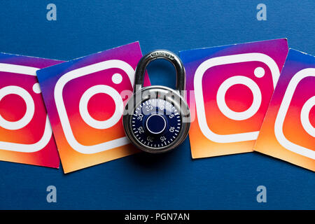 OXFORD, UK - 22. AUGUST 2018: Instagram daten Sicherheitskonzept. Instagram Logos auf Papier mit einem Zahlenschloss gedruckt Stockfoto