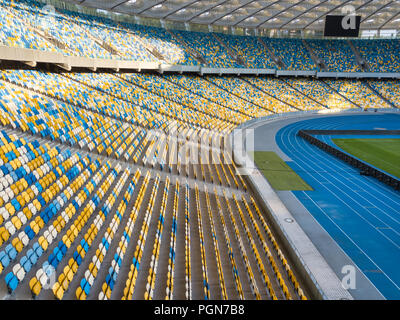 Kiew, Ukraine - Juli 19., 2018. Der innere Teil des olympischen Sports Complex mit Fußballfeld, steht und Laufbändern. Stockfoto