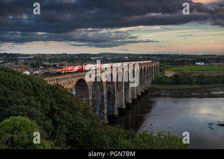 London North Eastern Railway Class 91 Lokomotive über die Royal Border Bridge, Berwick upon Tweed noch Virgin Trains Ostküste Branding Stockfoto