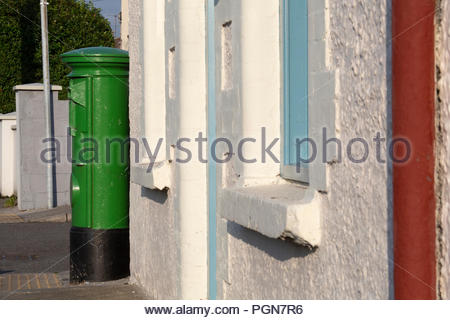 Eine grüne irische Post Box bei strahlendem Sonnenschein in Tralee, County Kerry Stockfoto