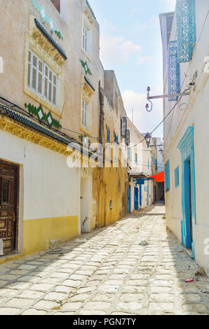 Die schmale Straße der mittelalterlichen Medina, bei der die Zeile der authentischen Häusern, mit hellen blauen Zierpflanzen Grills auf Windows, Fliese Mustern verziert und farbigen Stockfoto