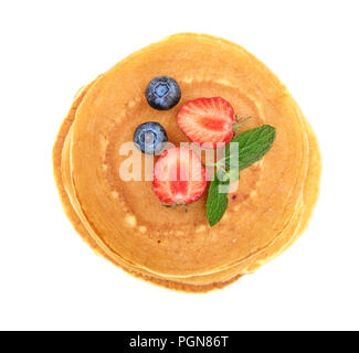 Pfannkuchen mit Erdbeeren und Heidelbeeren auf weißem Hintergrund. Ansicht von oben. Flach Stockfoto