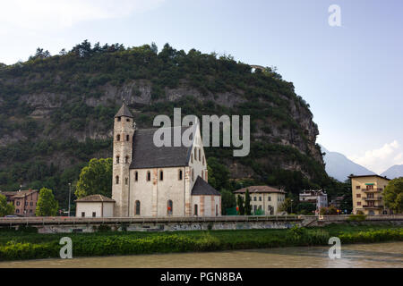 Kirche St. Apollinare an den Ufern der Etsch in Trento, Italien Stockfoto