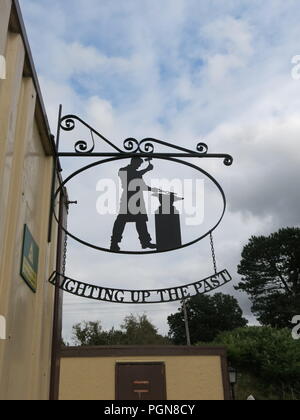 Nahaufnahme der Erbe Schild" beleuchtet die Vergangenheit' an der Northampton & Lamport Museumsbahn Website in Northamptonshire Stockfoto