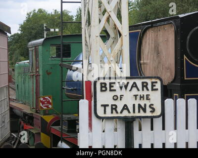 Ein Blick auf die Station am Northampton & Lamport Dampf Museumsbahn, mit dem Zeichen Warnung "Vorsicht vor der Züge Stockfoto