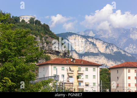 Das Mausoleum auf dem Hügel, Berge und Gebäude in Trento, Italien Stockfoto