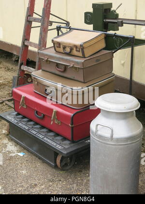 Altmodische sitze und trolleys der alte Koffer in die Atmosphäre vergangener Zeiten hinzufügen Auf der Plattform an der Northampton & Lamport Museumsbahn Stockfoto