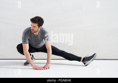 Man streckt Bein in den Boden Marmor Stockfoto