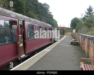 Waggons neben der Plattform an der Northampton & Lamport Eisenbahn auf Feiertag Montag; ein Erbe Steam Railway in Northamptonshire Stockfoto