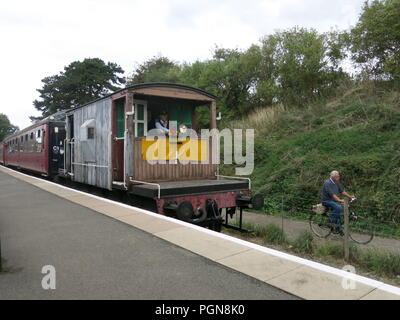 Ein Radfahrer Fahrten entlang der Brampton Tal Weg neben einem Motor aus dem Erbe Northampton & Lamport Eisenbahn in Northamptonshire. Stockfoto