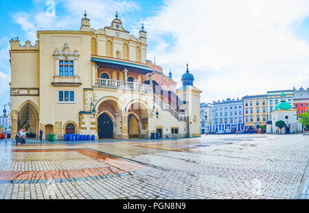 Krakau, Polen - 11. JUNI 2018: Morgens auf leeren Rynek Glowny und geschlossene Stände auf Sukiennice, am 11. Juni in Krakau. Stockfoto