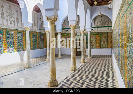 KAIROUAN, TUNESIEN - 30. AUGUST 2015: Der Sidi Sahab Moschee (Barbier Moschee) ist berühmt für seine Andalusischen Stil arcade Gerichte mit feinen floralen Muster Stockfoto