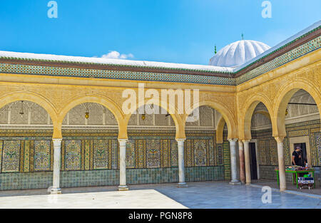 KAIROUAN, TUNESIEN - 30. AUGUST 2015: Die mittelalterliche Sidi Sahab Moschee (Barbier Moschee) herausragende Architektur im andalusischen Stil mit Arkaden Stockfoto