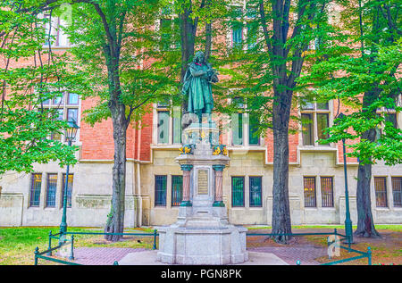 Krakau, Polen - 11. Juni 2018: Das Denkmal für Nikolaus Kopernikus, berühmte polnische Astronom und mathematitian, im Innenhof der Jagiellonen- entfernt Stockfoto