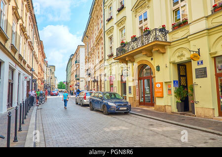 Krakau, Polen - 11. JUNI 2018: Ruhige Straße im Zentrum von Krakau mit zahlreichen Restaurants und Cafés, am 11. Juni in Krakau. Stockfoto