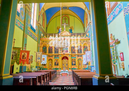 Krakau, Polen - 11. JUNI 2018: das Innere der ukrainischen griechisch-katholischen Kirche der Erhöhung des Heiligen Kreuzes mit schönen geschnitzten Ikonostase, Juni Stockfoto