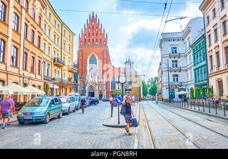 Krakau, Polen - 11. Juni 2018: Die städtische Szene der Dominikanischen quadratisch mit riesigen mittelalterlichen Basilika der Heiligen Dreifaltigkeit auf Hintergrund, am 11. Juni in Krakau. Stockfoto