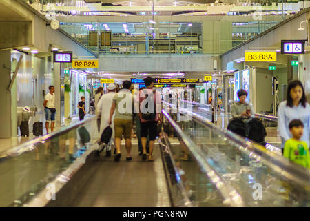 Bangkok, Thailand - 21. Februar 2017: Nach dem Flugzeug Landung und Ankunft am internationalen Flughafen Suvarnabhumi, Masse von Pkw zu Fuß auf escalat Stockfoto