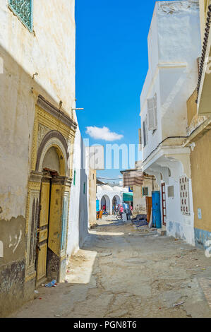 KAIROUAN, TUNESIEN - 30. AUGUST 2015: Die schmale Straße führt zu der Medina Markt (Souk), besetzen viele Viertel, am 30. August in Kairouan. Stockfoto