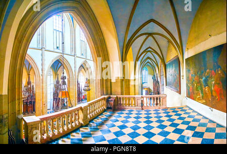 Krakau, Polen - 11. JUNI 2018: Balkon an der Basilika der Heiligen Dreifaltigkeit mit Gemälden an den Wänden dekoriert, am 11. Juni in Krakau. Stockfoto