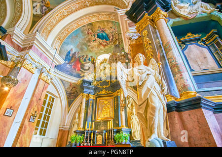 Krakau, Polen - 11. Juni 2018: Die schöne Skulptur der Erzengel Michael und Ikone der Madonna mit dem Kind auf dem backgroung, am 11. Juni in Kr Stockfoto