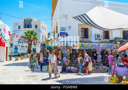 KAIROUAN, TUNESIEN - 30. AUGUST 2015: Das souvenir Stand von Medina Souk mit großen Mengen von lokalen Töpferwaren, der am 30. August in Kairouan. Stockfoto