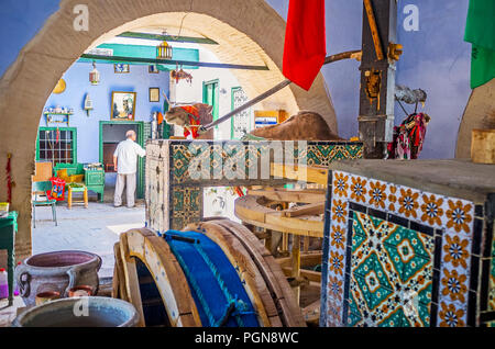 KAIROUAN, TUNESIEN - 30. AUGUST 2015: das Innere der historische Brunnen von Bir Barouta mit einem Kamel, Zeichnung Wasser, am 30. August in Kairouan. Stockfoto