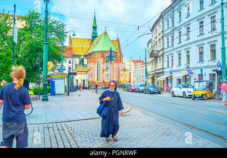 Krakau, Polen - 11. Juni 2018: Die Nonne geht hinunter die Straße der alten Krakau von Franziskaner Kloster, am 11. Juni in Krakau. Stockfoto