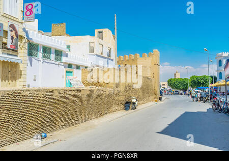 KAIROUAN, TUNESIEN - 30. AUGUST 2015: Die städtische Szene in der Altstadt mit Blick auf die erhaltenen Teil der Stadtmauer und die Market Street, am 30. August in Kairo Stockfoto