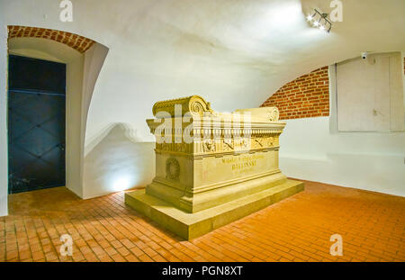 Krakau, Polen - 11. JUNI 2018: Der Stein gemeißelt Sarkophag von Witold Szeliga Bielinski in der Krypta von St. Peter und Paul Kirche, am Juni Stockfoto