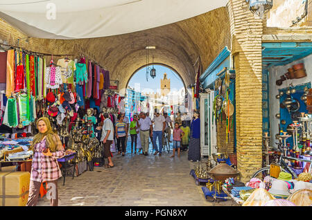 KAIROUAN, TUNESIEN - 30. AUGUST 2015: Die überfüllten Gasse der Souk in der Medina mit Kleid und Shisha (Wasserpfeife) ausgeht, der am 30. August in Kairouan. Stockfoto