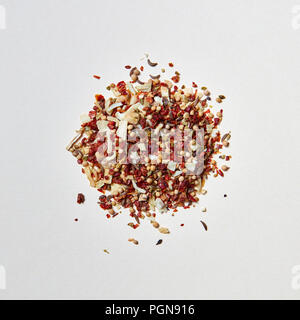 Bunte Muster einer gemischten von duftenden natürlichen Gewürzen zum Kochen Fleisch auf einem weißen Hintergrund. Stockfoto