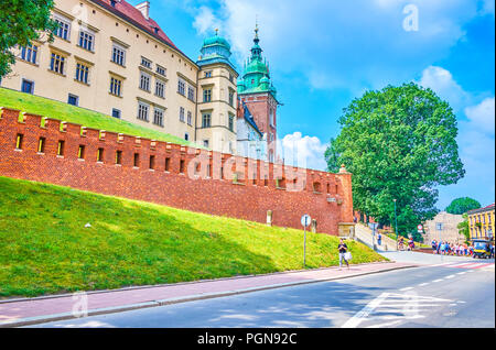 Krakau, Polen - 11. JUNI 2018: Der Blick auf wunderschöne Schloss Wawel mit seiner Stadtmauer und die Treppen im Inneren, am 11. Juni in Krakau. Stockfoto