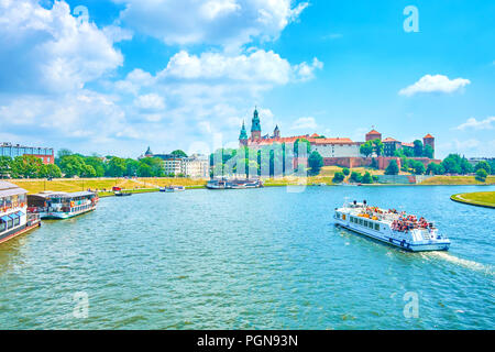 Krakau, Polen - 11. Juni 2018: Das Boot segelt entlang der Weichsel in Richtung Schloss Wawel, die wichtigsten Wahrzeichen der Stadt, am 11. Juni in Krako Stockfoto