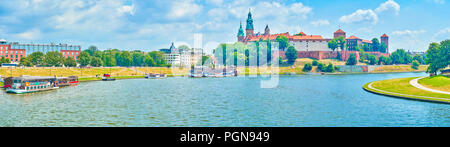 Panorama der grünen Ufer der Weichsel mit schwimmenden Restaurants und im Hintergrund das Schloss Wawel in Krakau, Polen. Stockfoto