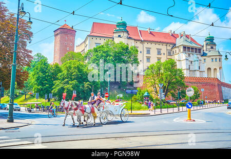 Krakau, Polen - 11. Juni 2018: Die kutschfahrt entlang der Straße mit Schloss Wawel auf dem Hintergrund, am 11. Juni in Krakau. Stockfoto