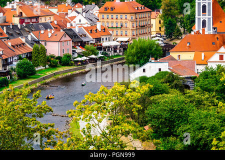 Die valta River fließt durch die Stadt Zentrum der schönen Stadt Český Krumlov in der Tschechischen Republik. Stockfoto