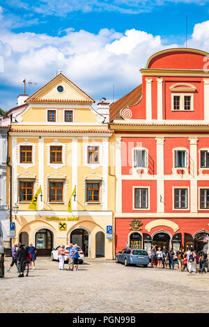 Der Hauptplatz der Stadt Český Krumlov ist von vielen bunten Gebäude bilden dieses eine malerische Gegend der Stadt umgeben. Der Tschechischen Republik. Stockfoto