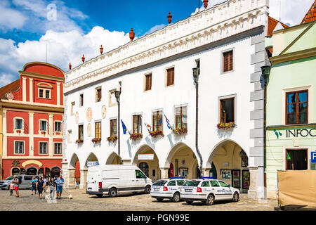 Der Hauptplatz der Stadt Český Krumlov ist von vielen bunten Gebäude bilden dieses eine malerische Gegend der Stadt umgeben. Der Tschechischen Republik. Stockfoto