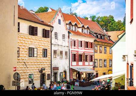 Der Hauptplatz der Stadt Český Krumlov ist von vielen bunten Gebäude bilden dieses eine malerische Gegend der Stadt umgeben. Der Tschechischen Republik. Stockfoto