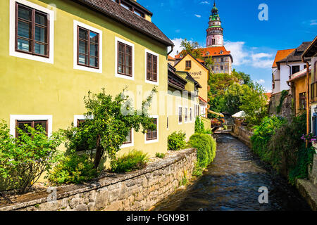 Die valta River fließt durch die Stadt Zentrum der schönen Stadt Český Krumlov in der Tschechischen Republik. Stockfoto