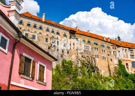 Český Krumlov ist eine Stadt in der Südböhmischen Region der Tschechischen Republik. Das historische Zentrum, um die Krumauer Schloss Anlage zentriert. Stockfoto