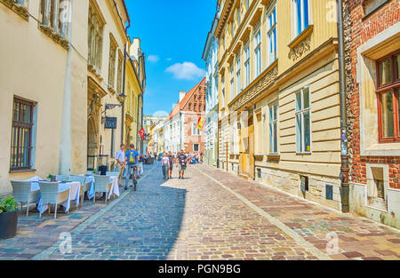 Krakau, Polen - 21. JUNI 2018: Alte Straße Kanonicza schöne unterschiedlich gestaltete Gebäude mit interessanten Cafés mit lokalen Speisen und Getränke bietet, Stockfoto