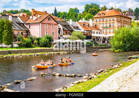 Rafting auf dem Fluss Moldau. Die Moldau verläuft durch die Stadt Zentrum der schönen Stadt Český Krumlov in der Tschechischen Republik. Stockfoto