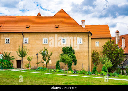 Der Garten des Minoritenklosters in der Stadt Český Krumlov in der Tschechischen Republik Stockfoto