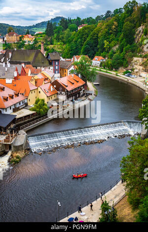 Die valta River fließt durch die Stadt Zentrum der schönen Stadt Český Krumlov in der Tschechischen Republik. Stockfoto