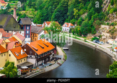 Die valta River fließt durch die Stadt Zentrum der schönen Stadt Český Krumlov in der Tschechischen Republik. Stockfoto