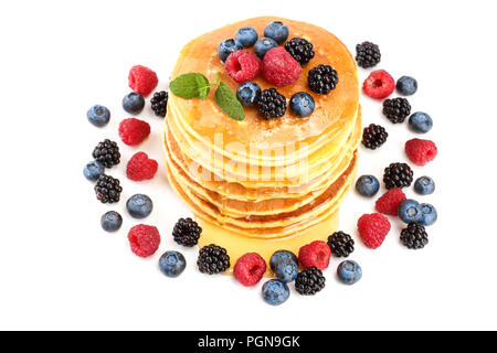 Pfannkuchen mit verschiedenen Beeren und Honig auf weißem Hintergrund Stapel Stockfoto