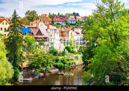 Die valta River fließt durch die Stadt Zentrum der schönen Stadt Český Krumlov in der Tschechischen Republik. Stockfoto